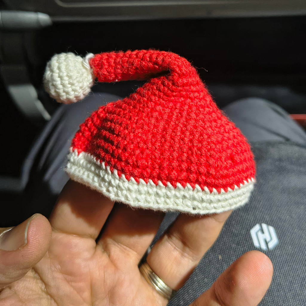 Détail du bonnet de Père Noël montrant le bord blanc et le corps rouge