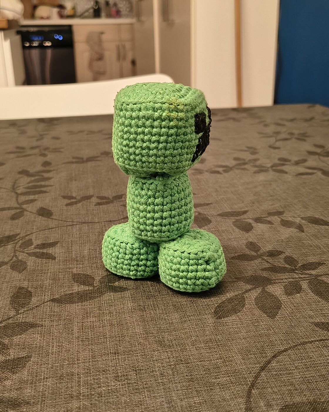 L'amigurumi Creeper terminé vu de dos, montrant la tête carrée et les formes en blocs du corps et des pieds